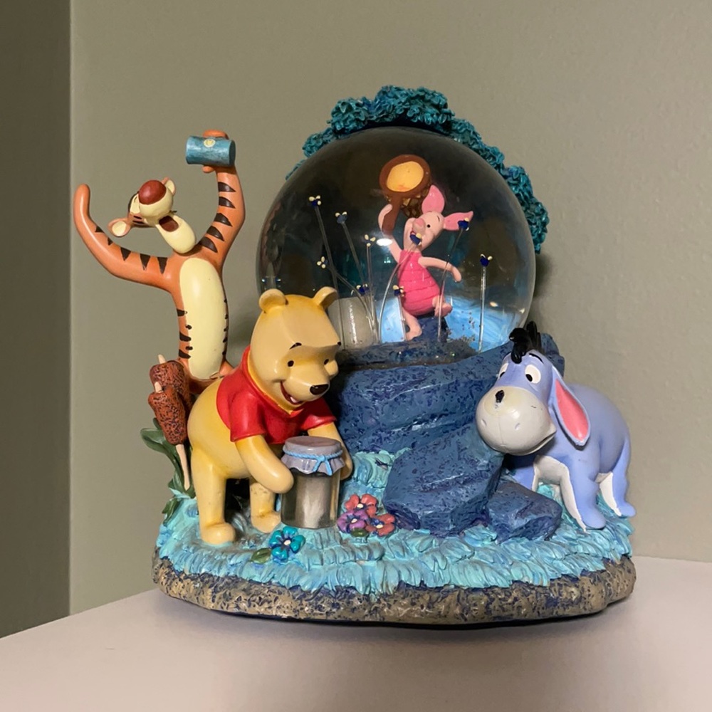 Winne the Pooh snowglobe